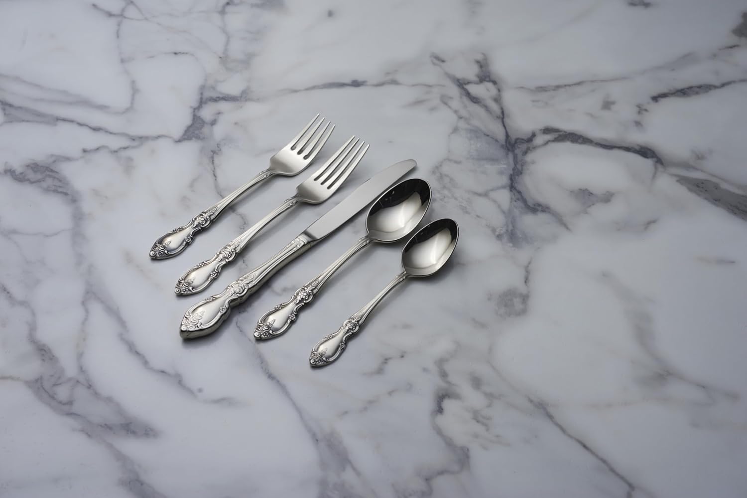 Oneida Louisiana 4-Piece Fine Dinner Forks Stainless Steel Silverware Set  18/8 Stainless Steel Fork Set  Service For 4  Dishwasher Safe  Mirror Finish  Utensils  Flatware Tableware (Silver  4 Piece)