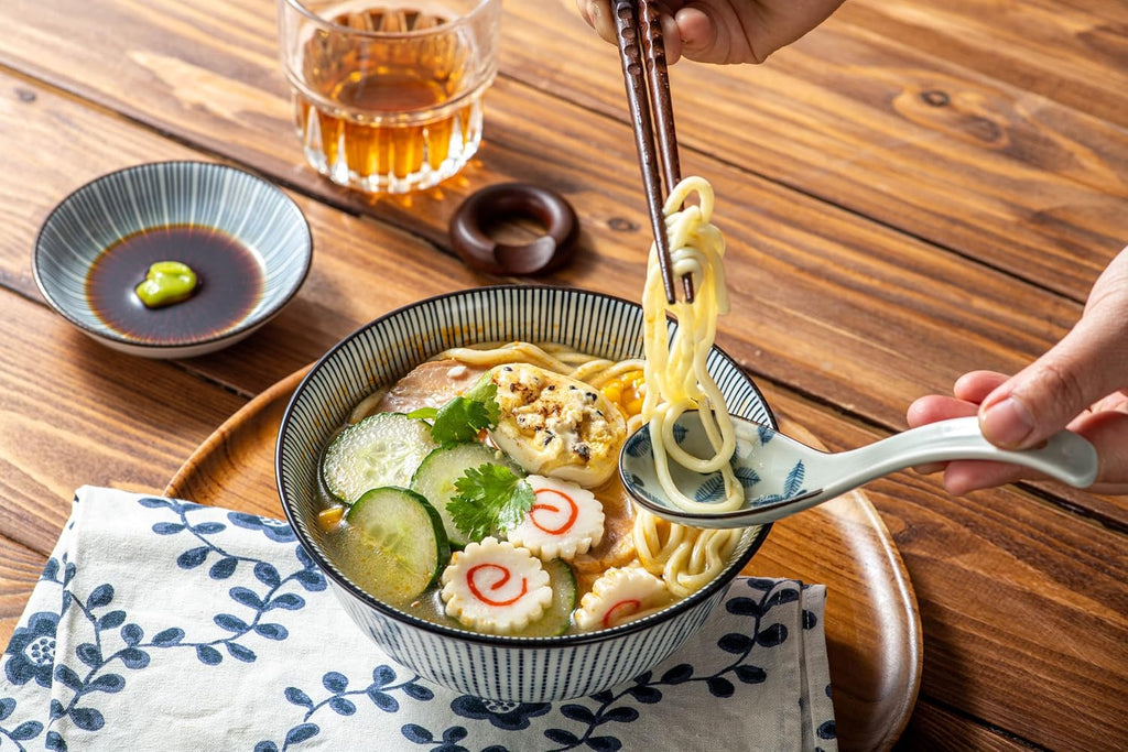 4Pcs Asian Soup Spoon Chinese Ceramic Soup Spoons Non-Slip Japanese Soup Spoon Ramen Spoons with Hook for Rice Pho Miso Soup Wonton Noodle (4  Retro Blue & White)